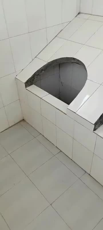 绍兴的公共厕所都是这样的吗?我是该坐上去呢?还是该蹲上去?