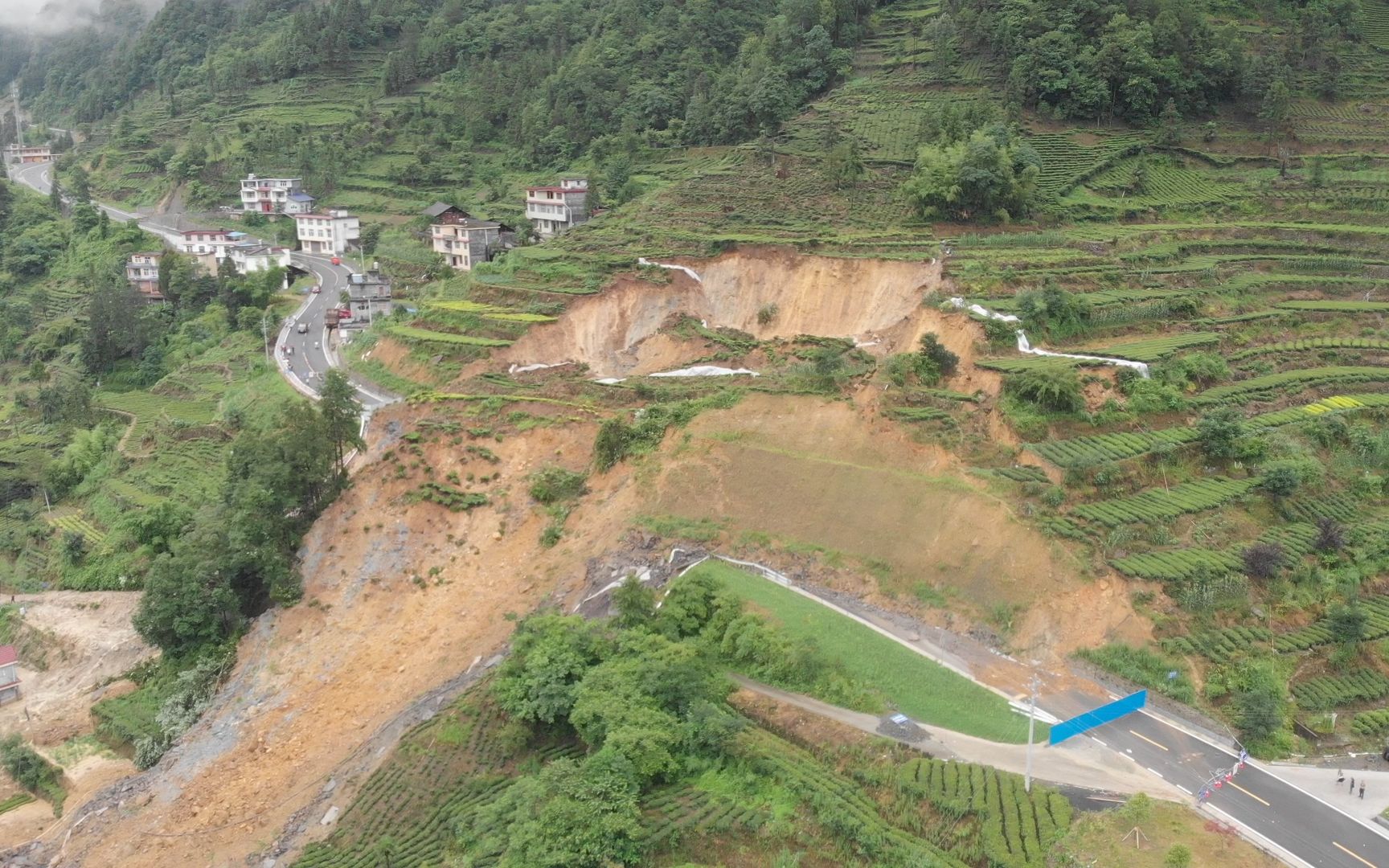 湖北暴雨太大了,351国道直接被拦腰截断,这修起来又是大工程啊