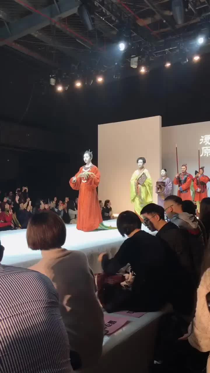 [图]#汉服 四分钟看完中国古代服饰！冬至去看了装束复原最新的战国-清初时代秀，感动。