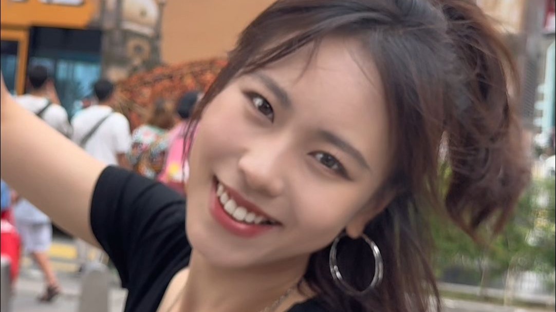 妈妈说出门就要大大方方的!尤其是出国门!