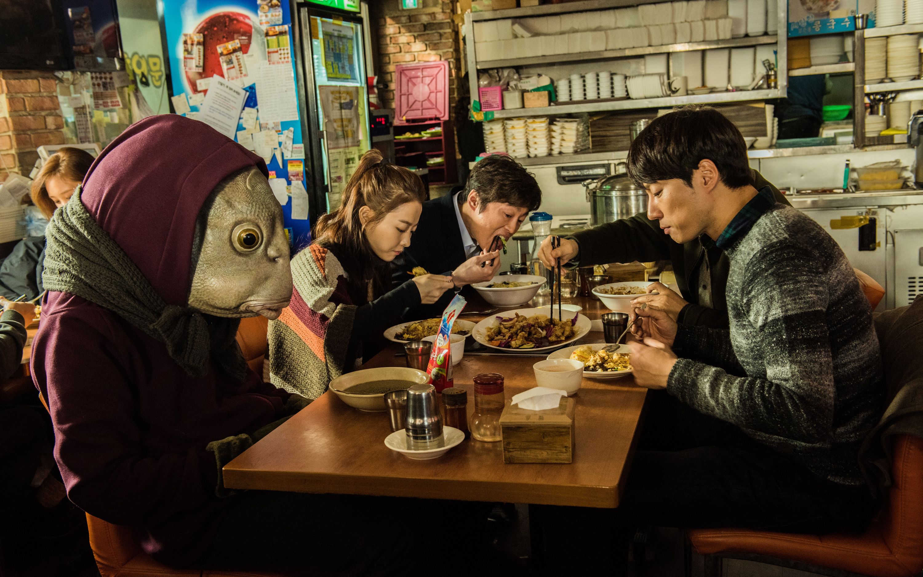 电影《突然变异》:试药1次轻松赚30万,但会变异成鱼人,你敢试吗?