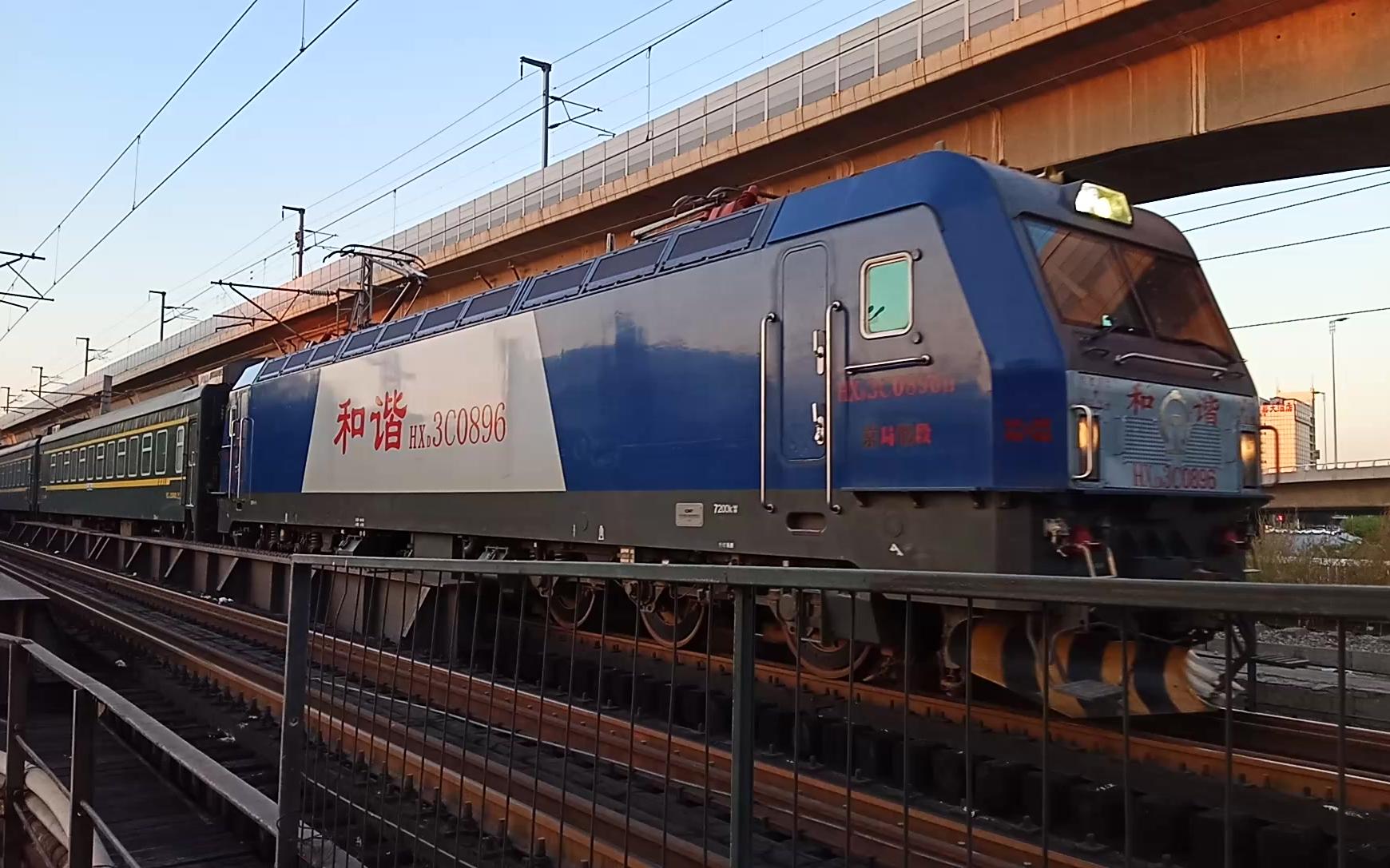 【中国铁路】去往东北的列车改由,京局邯段机车牵引.