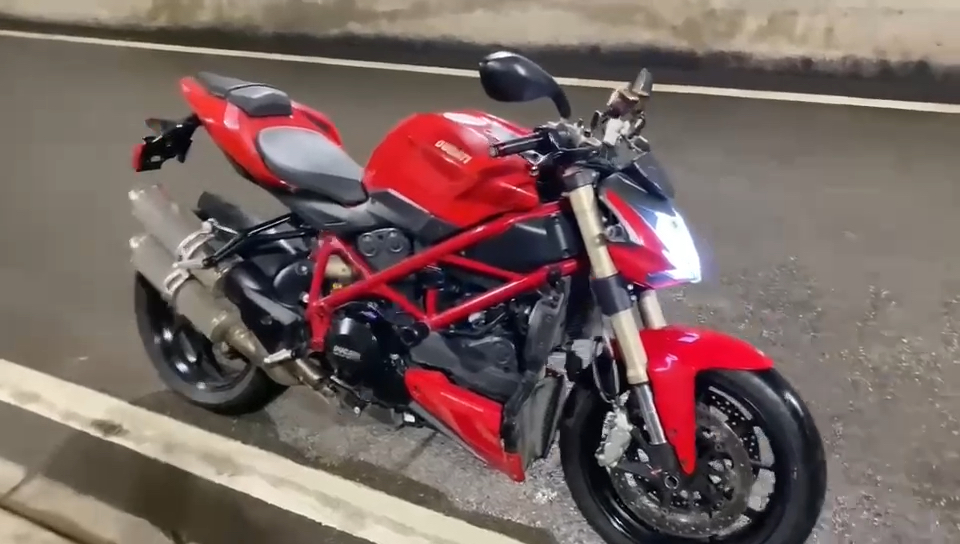 13年杜卡迪848街霸 两万多块 秒杀好