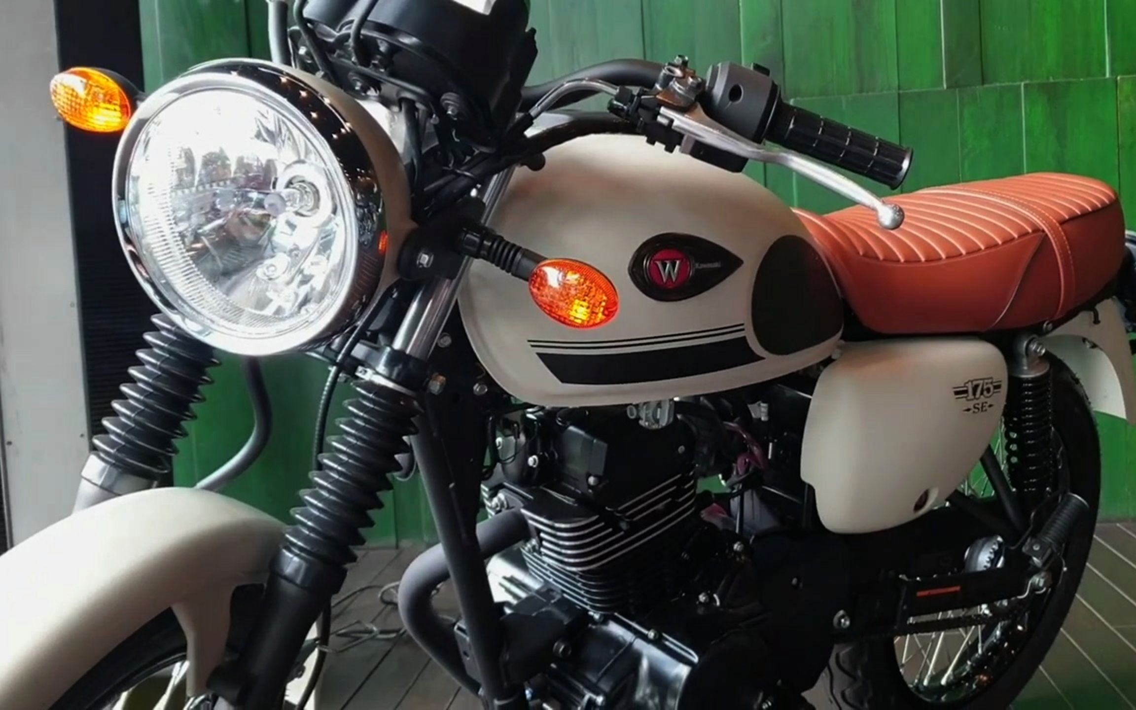 川崎新款175摩托造型复古动力强劲售价167万质感真不赖