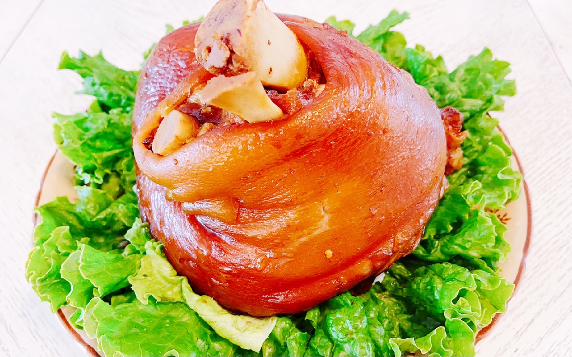 香喷喷的酱香大肘子,肉汁饱满,香而不腻,谁做都好吃