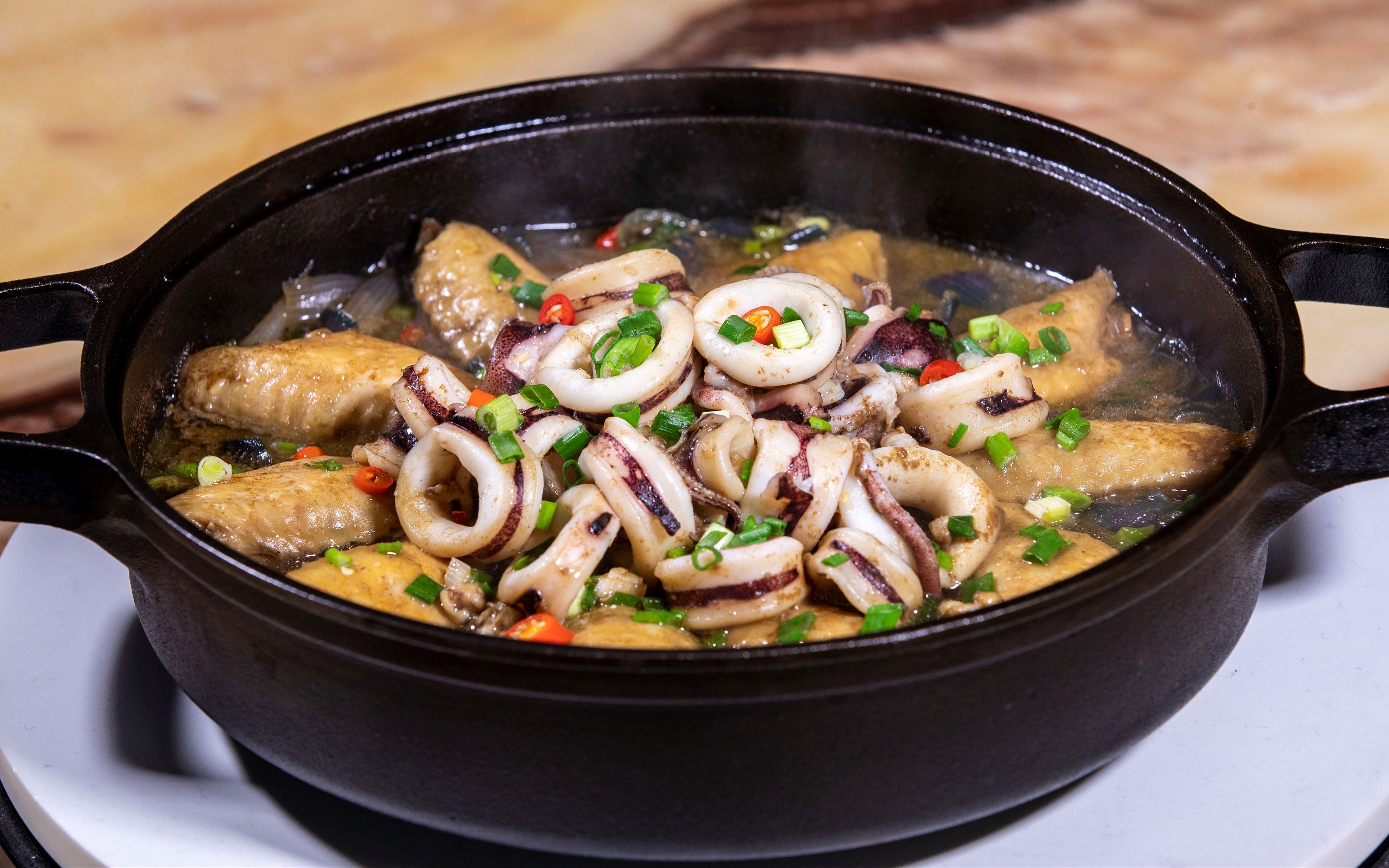 鱿鱼焖鸡翅冬天里的家常菜,砂锅炖鸡加鱿鱼做出原汁原味的海鲜煲