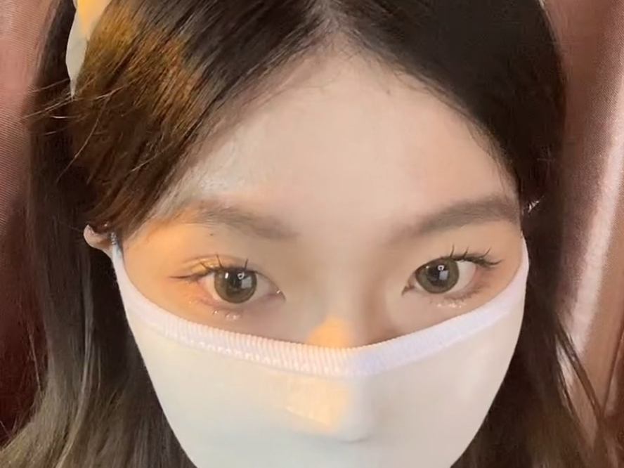 莫代尔口罩蒙面女讲故事