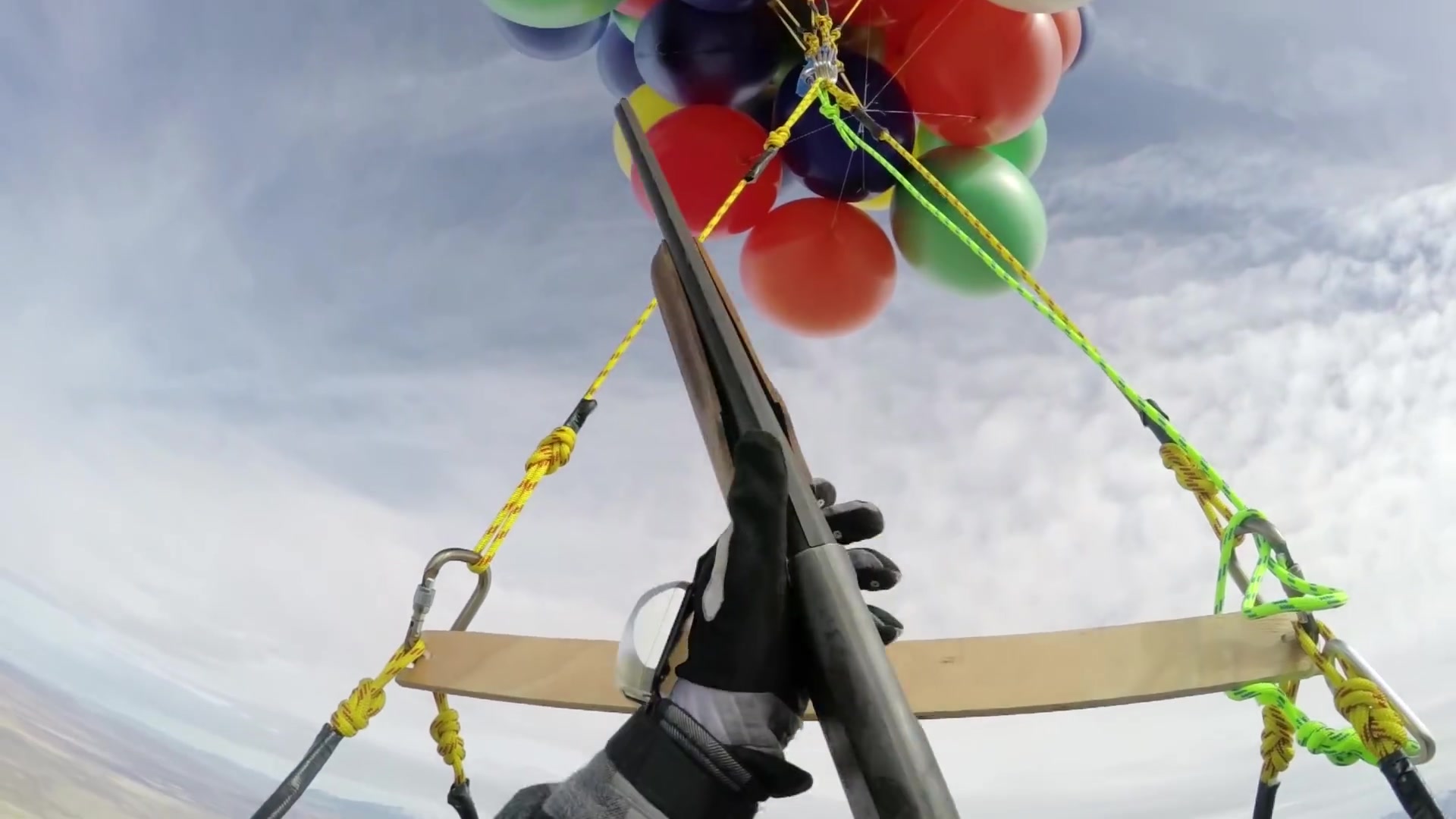 用气球升空用枪射击气球