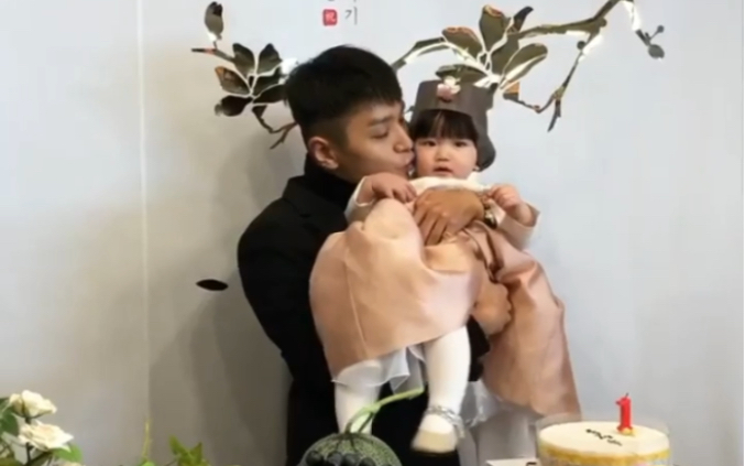 simond郑基石沉迷侄女儿无法自拔的大伯基石