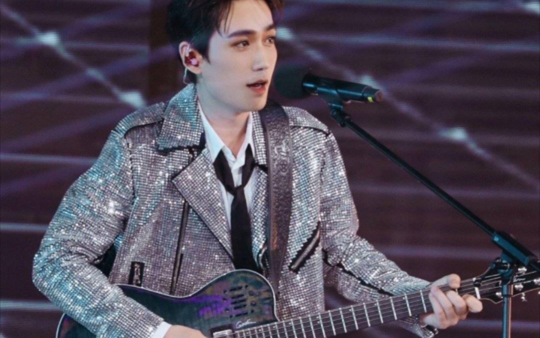 这些年为我们弹吉他的朱一龙先生!