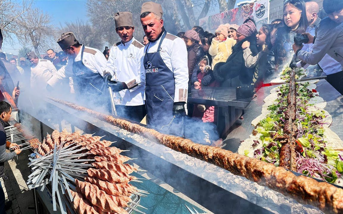 【乌兹别克斯坦】纳吾肉孜节 (nowruz),市集上20米长烤肉串