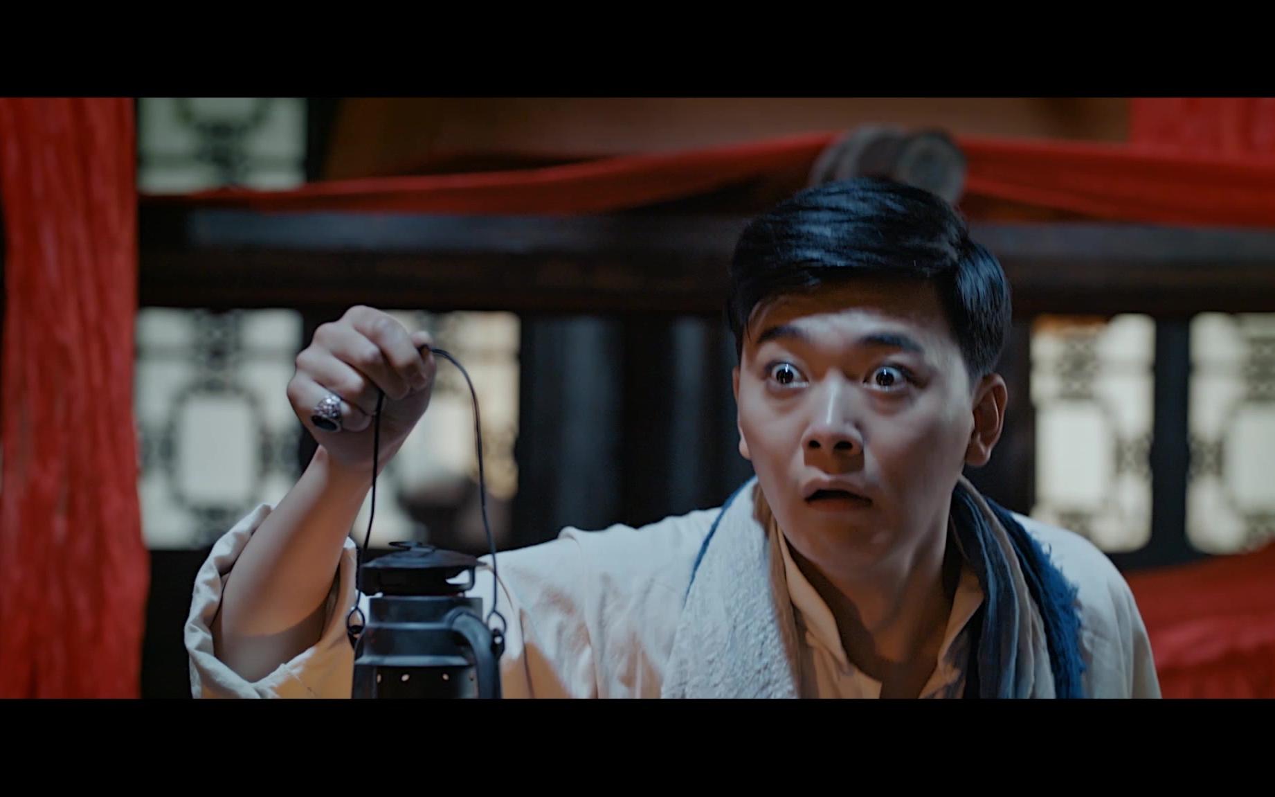 电影《道师爷》—叶飞看见会动的灯笼撞晕过去