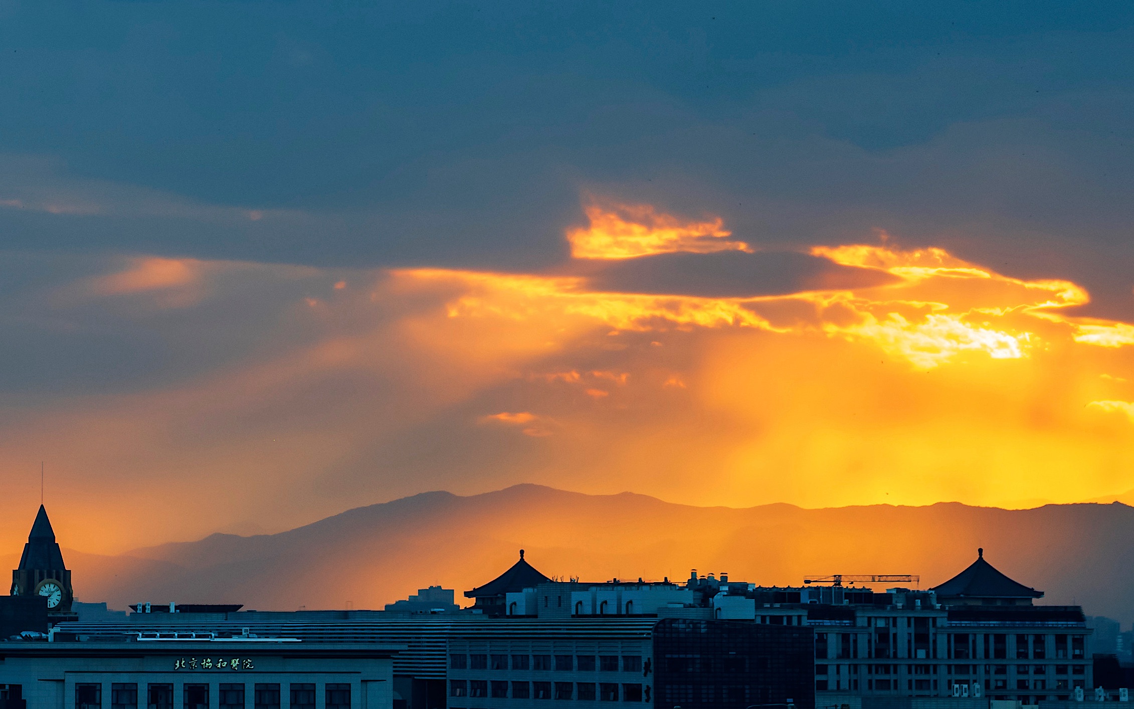 北京少见的金色晚霞