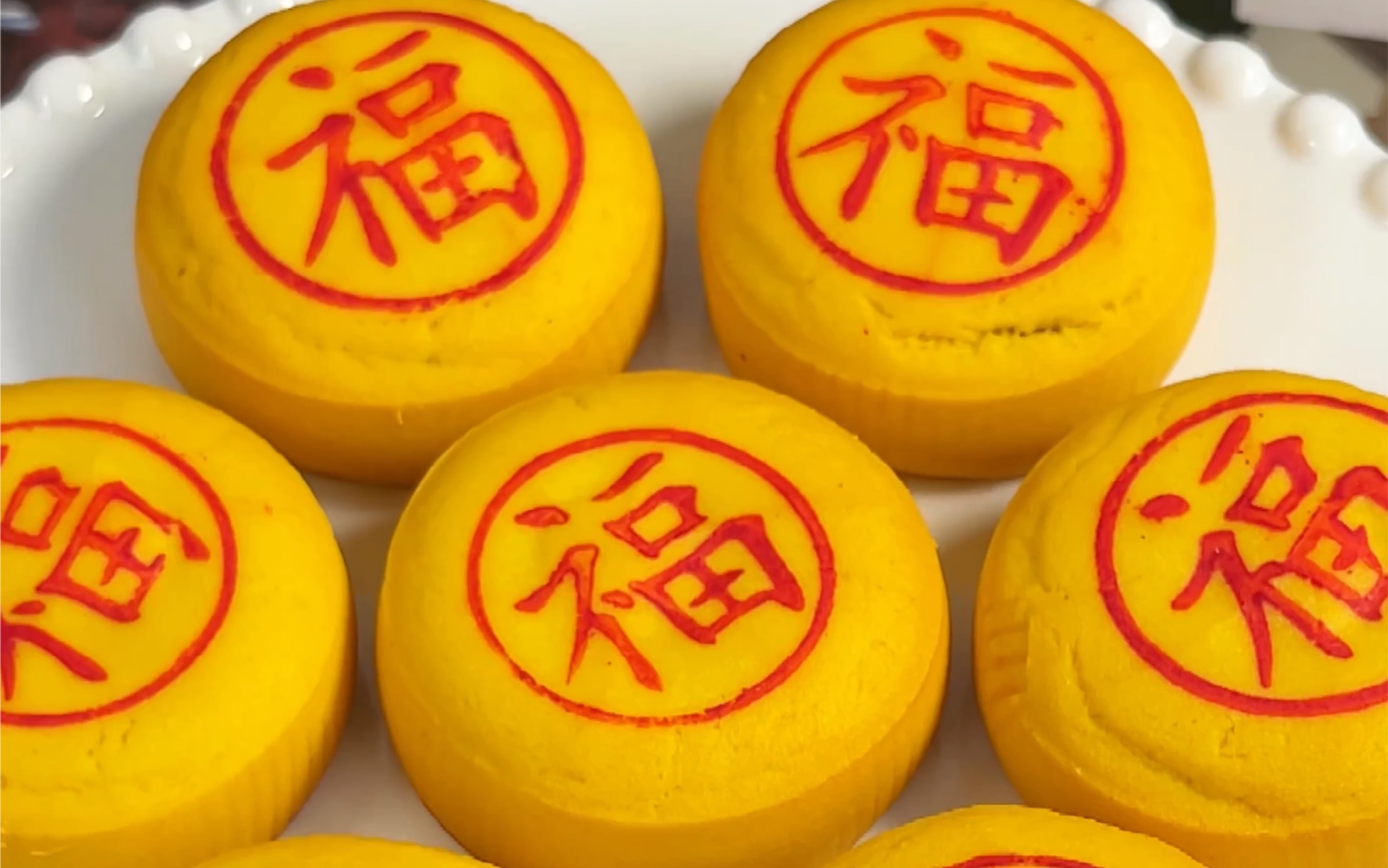 这个福饼真的很好吃,外面是一层豆沙包裹着雪媚娘跟肉松蛋黄,一口下去