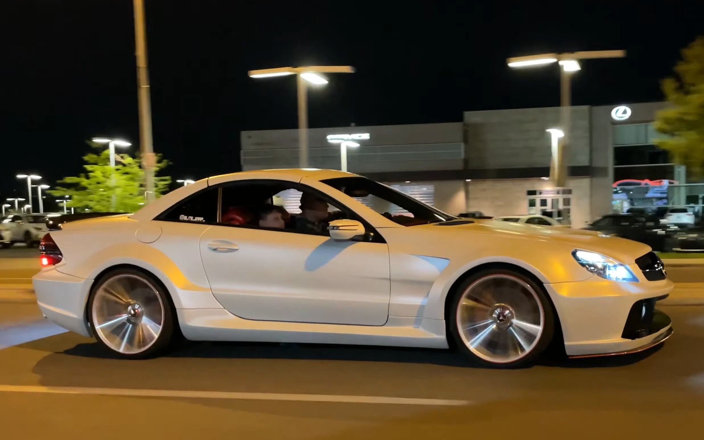 奔驰r230 sl级 sl55 amg 改宽体 侧方视角_哔哩哔哩_bilibili