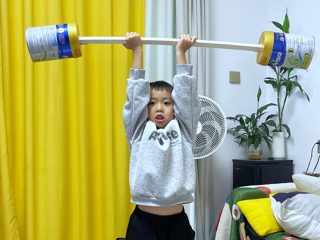 奶粉罐你会用来干什么?我用2个奶粉罐给儿子做举重器玩玩