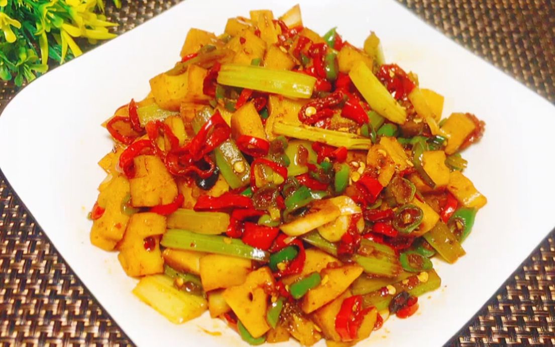 秋天吃藕胜过吃肉,试试这道辣炒藕丁,香辣脆爽营养美味,太过瘾