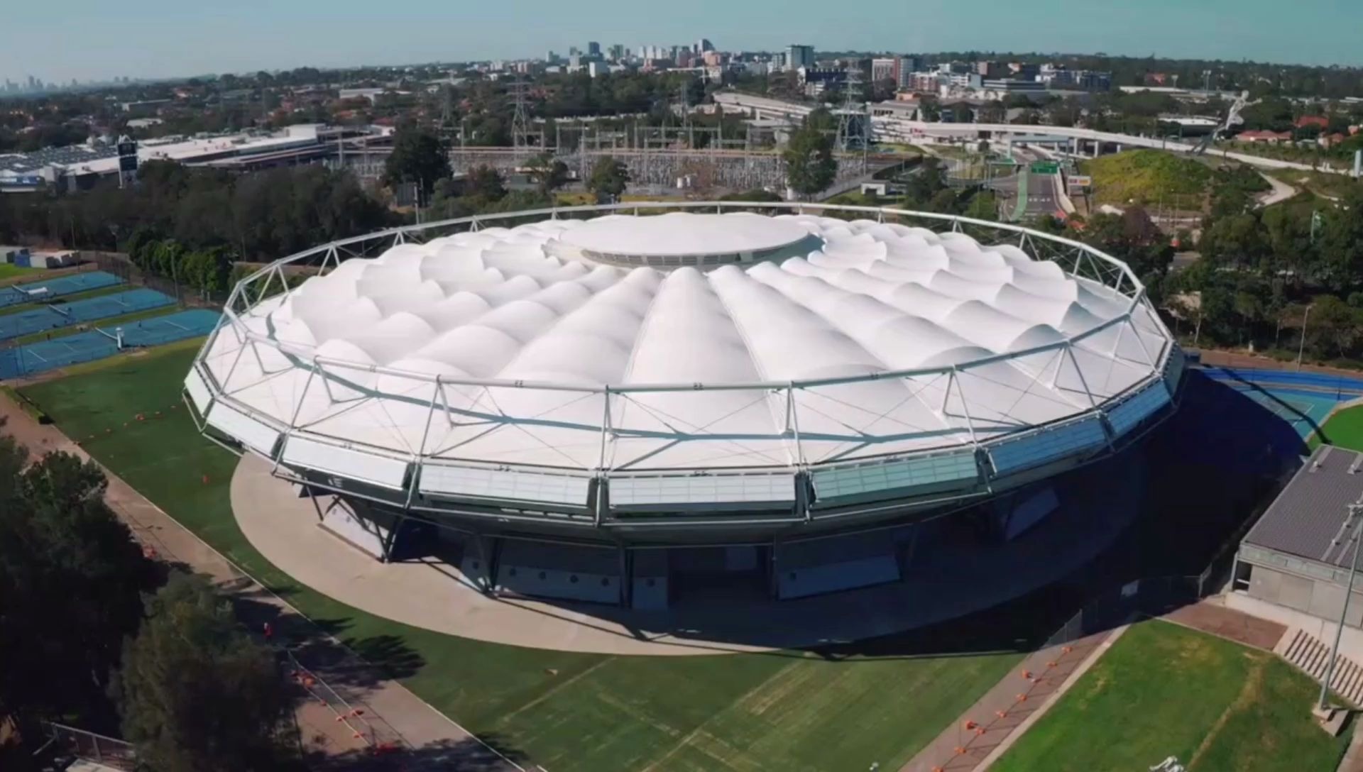 索穹顶和膜的结合堪称完美搭配,最大跨度可以达到200