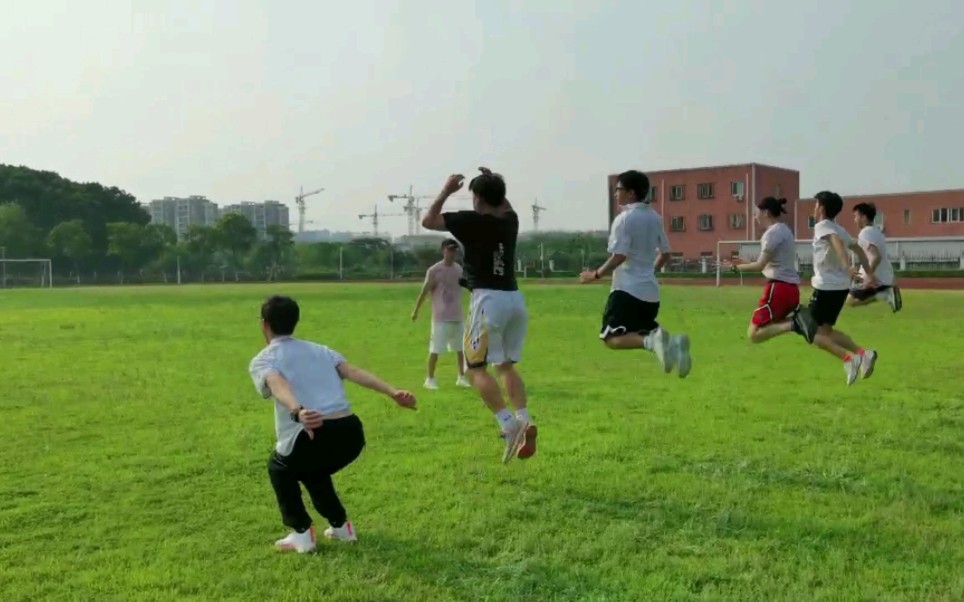 [图]提高立定跳远的几种简单高效的练习方法。学校体育，体育练习。