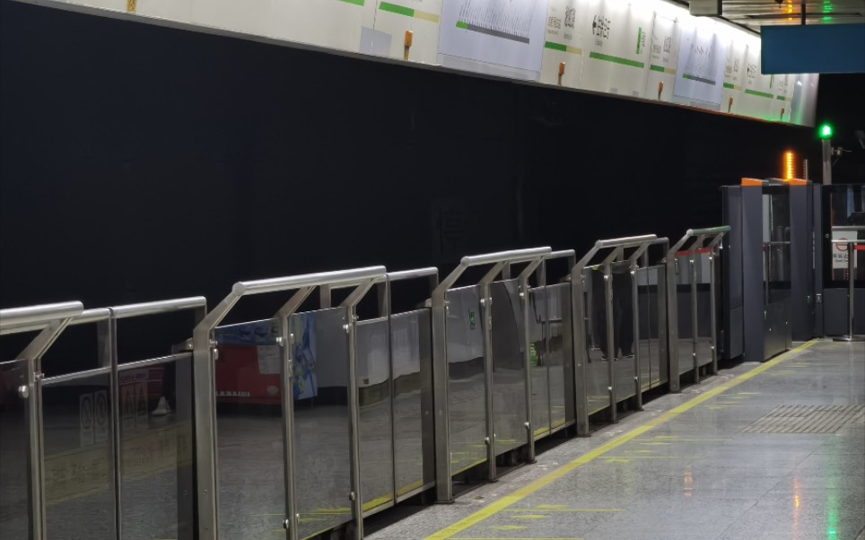 上海地铁2号线淞虹路站半高屏蔽门(测试中),电动栏杆门与车门关闭