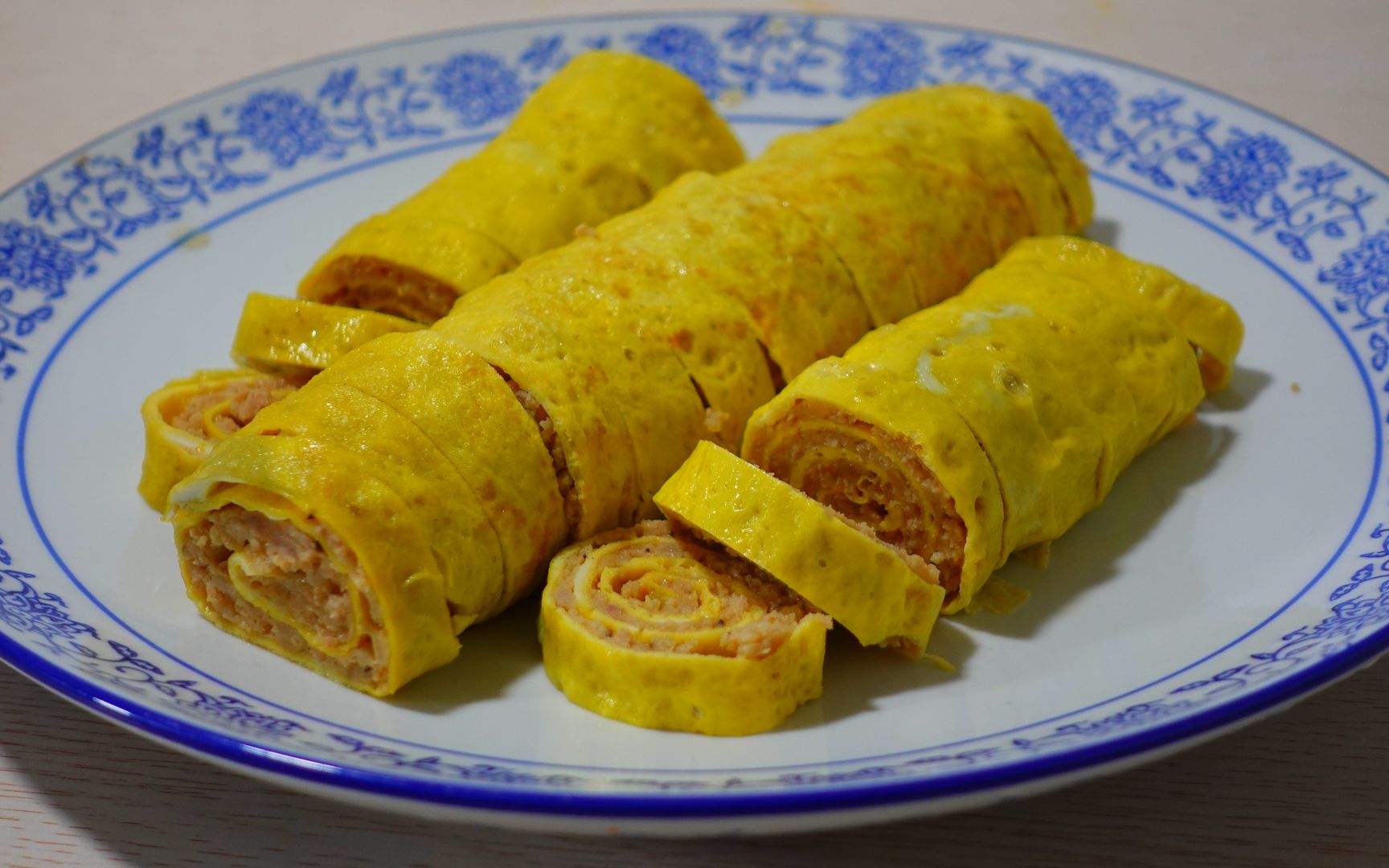 2张鸡蛋饼1盘肉馅,教你做营养美味的鸡蛋肉卷,好吃极了