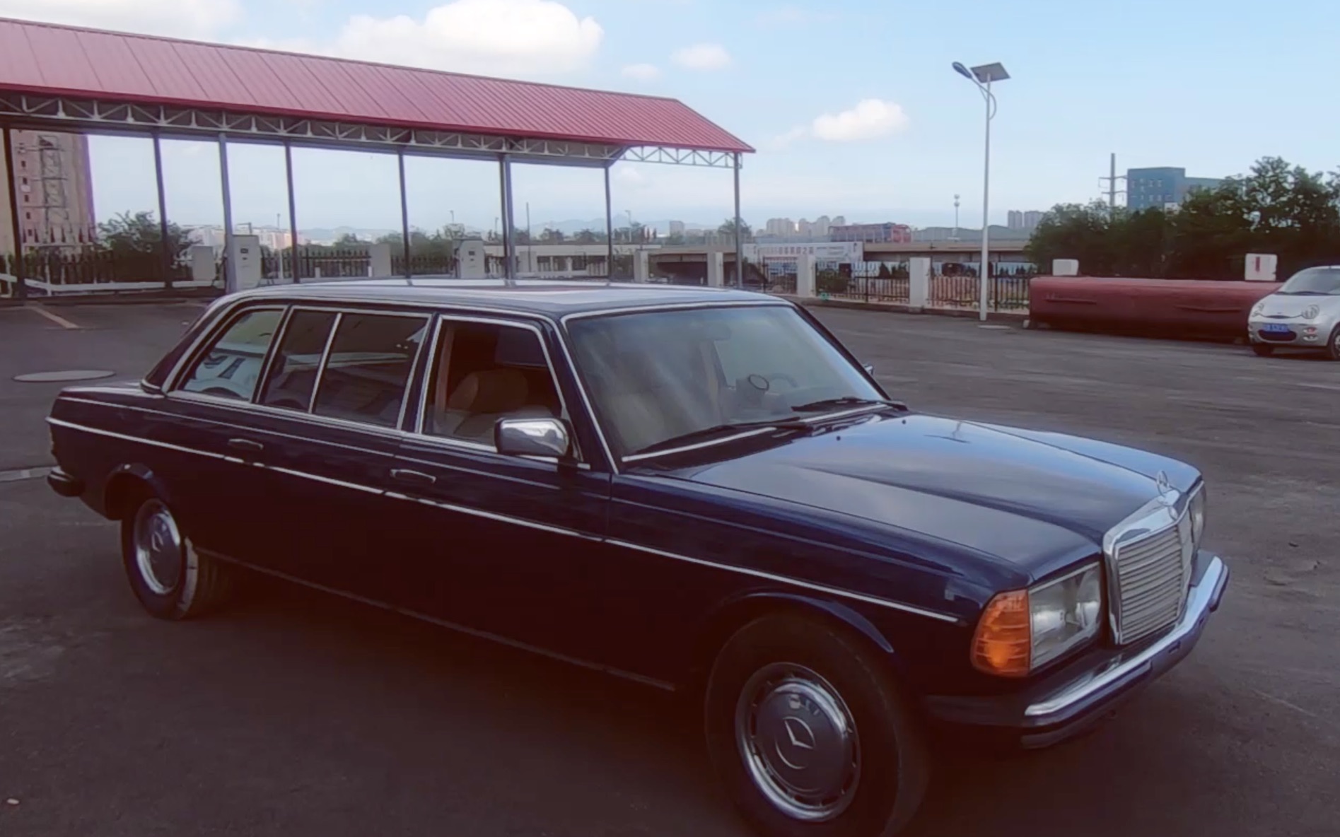 不是所有的老奔驰都叫做虎头奔这辆加长版奔驰e系可不是普通人能够