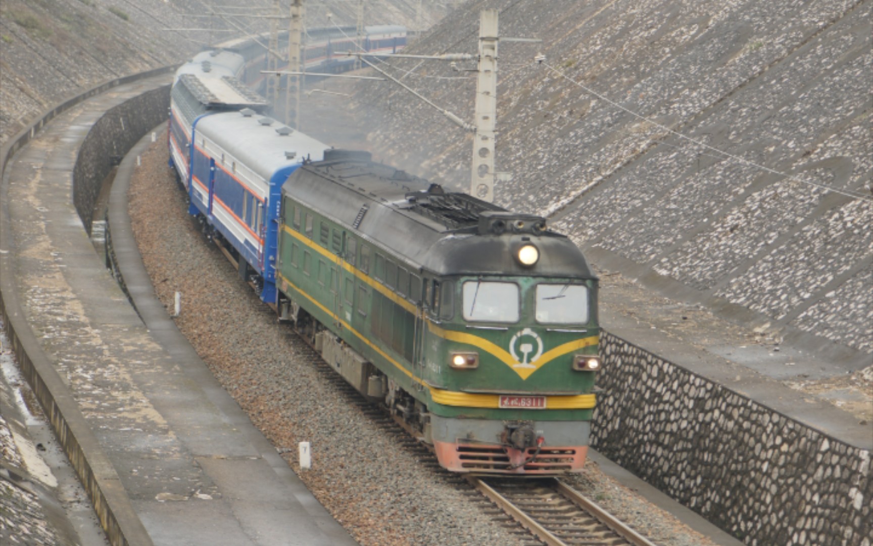 东风4b6311牵引工务机械段宿营车开57186去玉洞方向