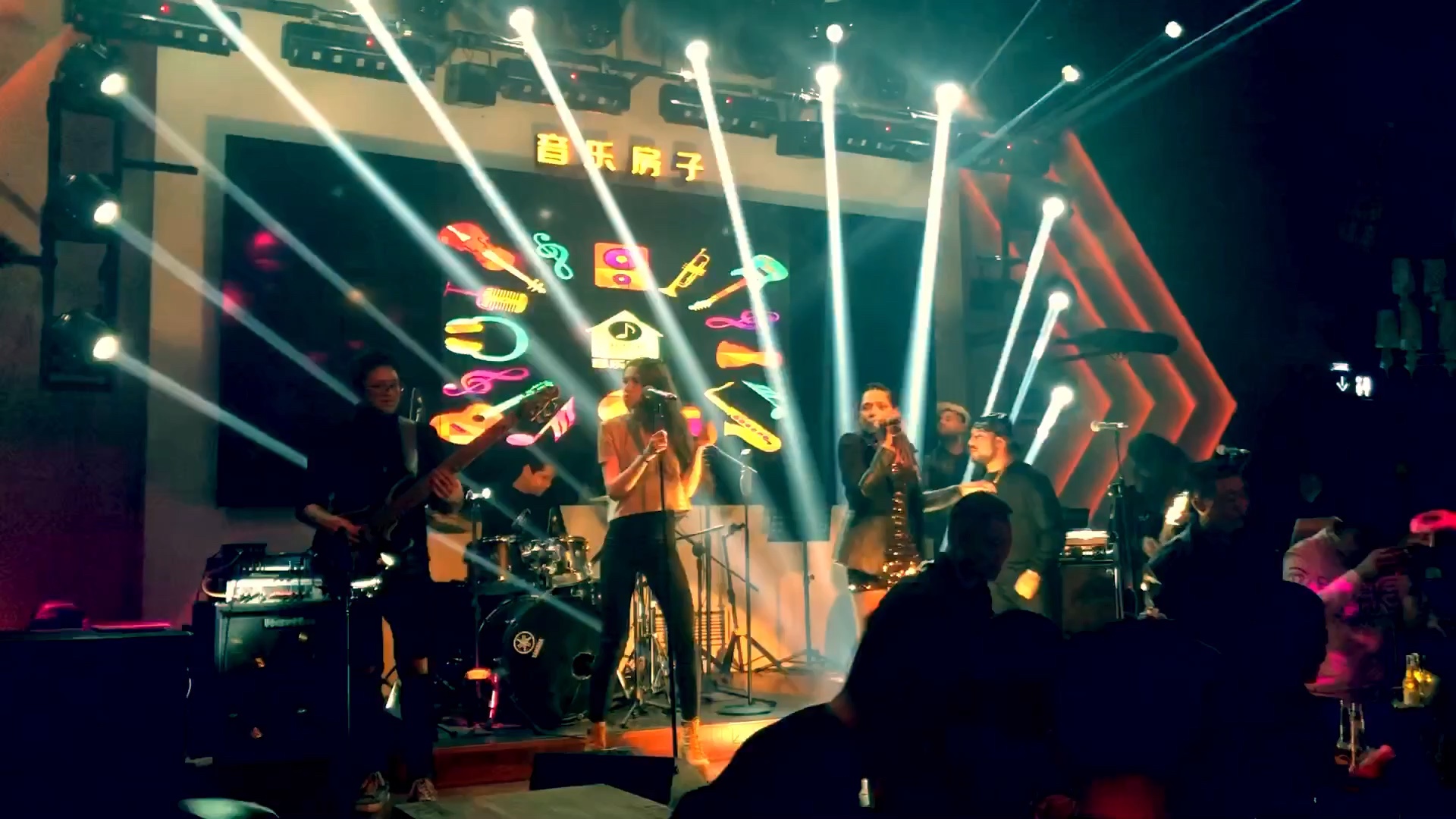 酒吧西方小乐队现场