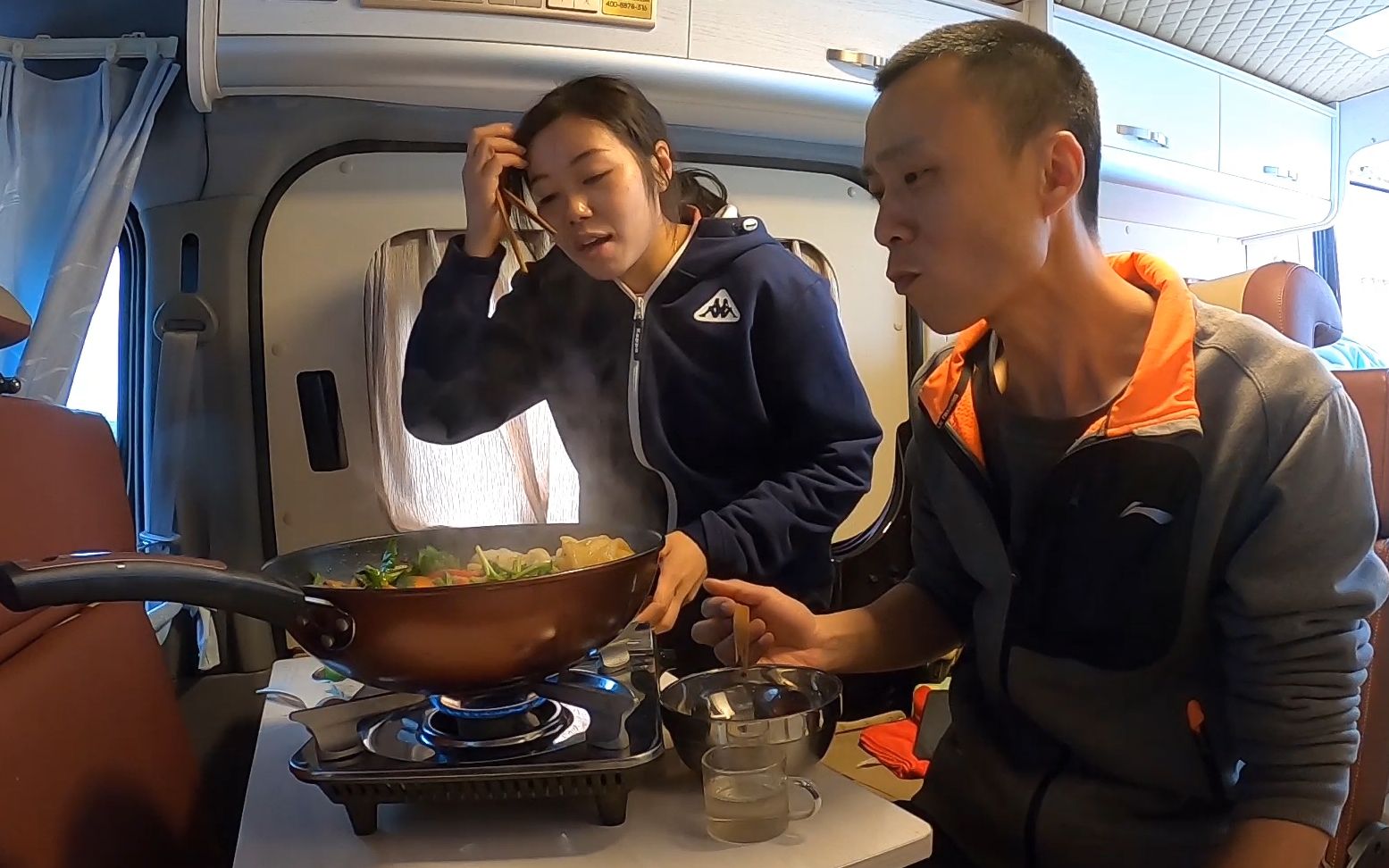 外面下著雨夫妻倆在房車裡吃自制火鍋魚好幸福哦