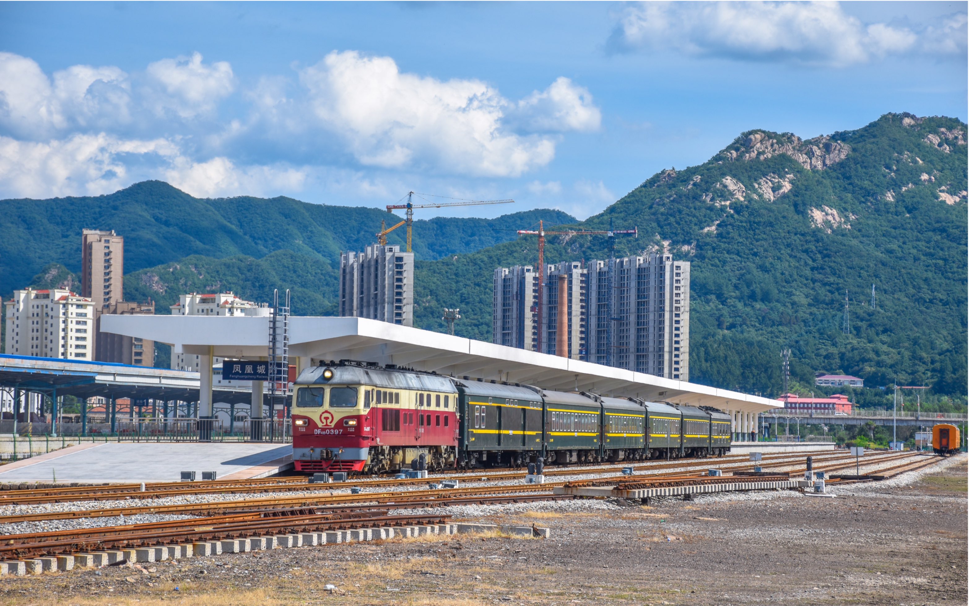 加装电笛装置的df4d内燃机车06沈丹线凤凰城站沈局苏段df4d0397牵引