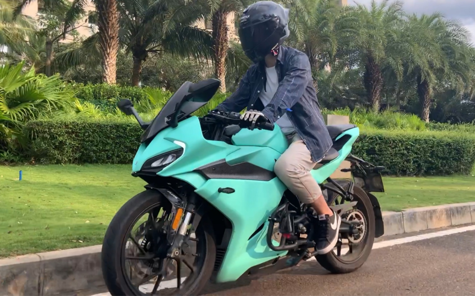 春风250srtiffany蓝一开始有点不习惯后来越看越顺眼