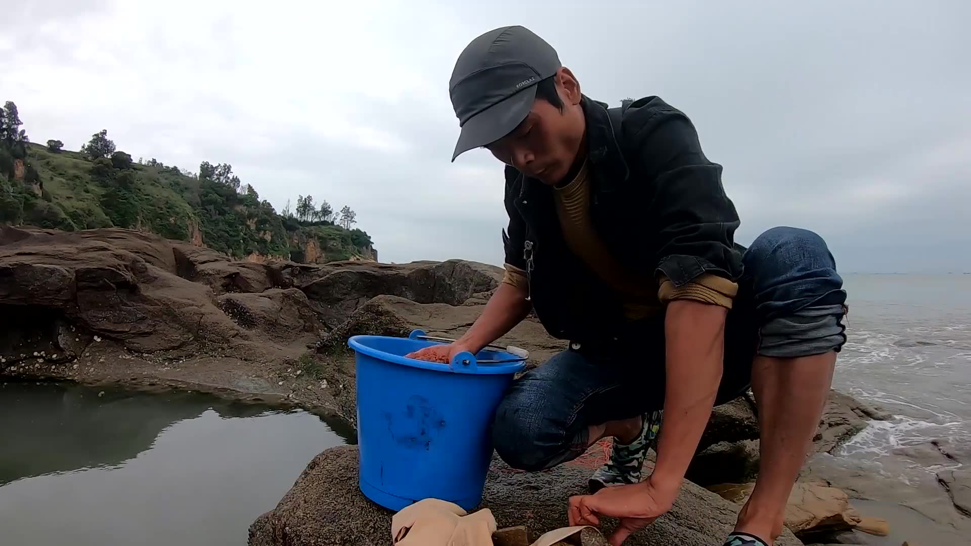 小囿赶海把诱饵扔进水坑,退潮后扛来抽水机,果然吸引来值钱大货