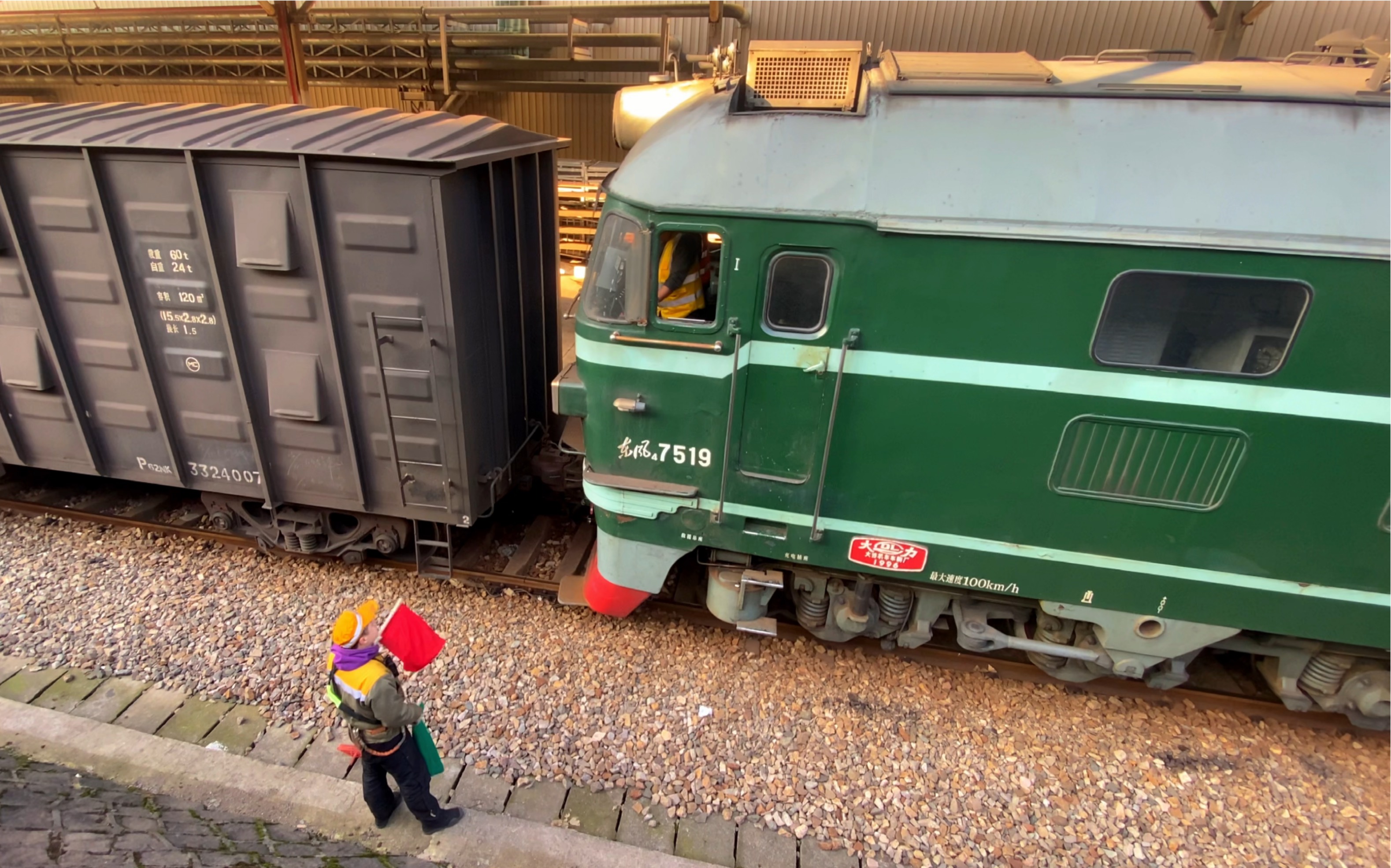 因场地作业特殊性,连挂试拉手信号由调车员负责显示给司机.