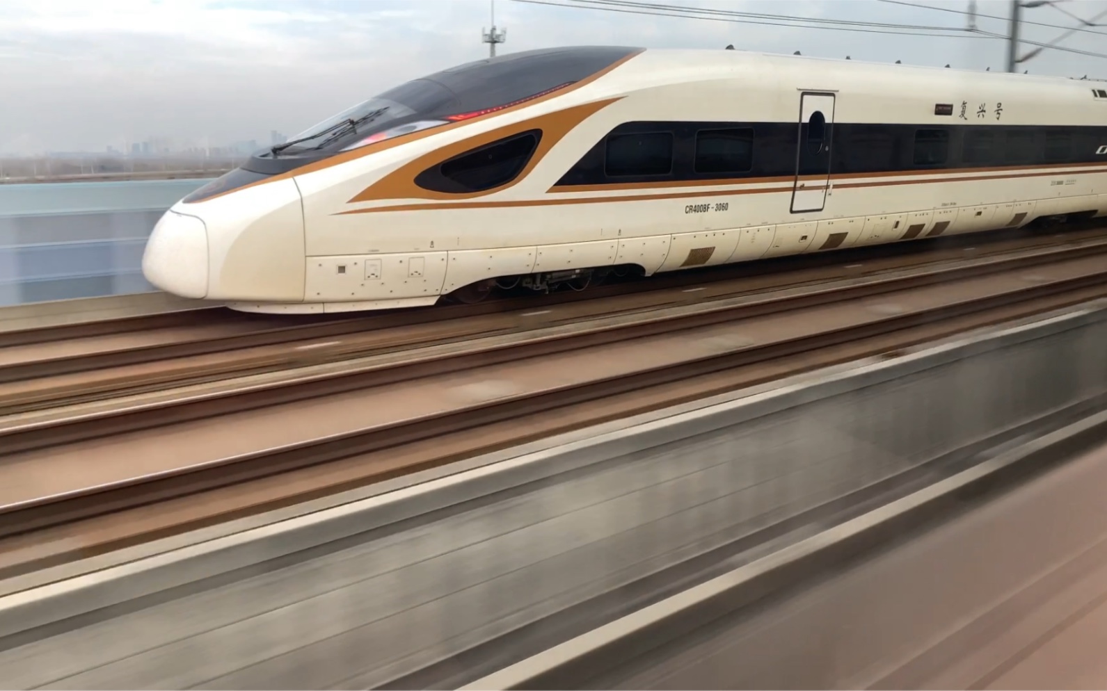 超车复兴号高铁全过程,长按视频为超车加速67.如何超车复兴号高铁