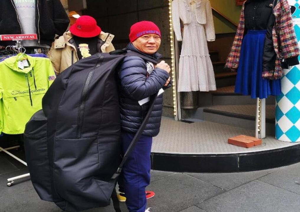 香港古惑仔大佬b转做餐饮店老板,蜕去江湖气息长相也越来越随和