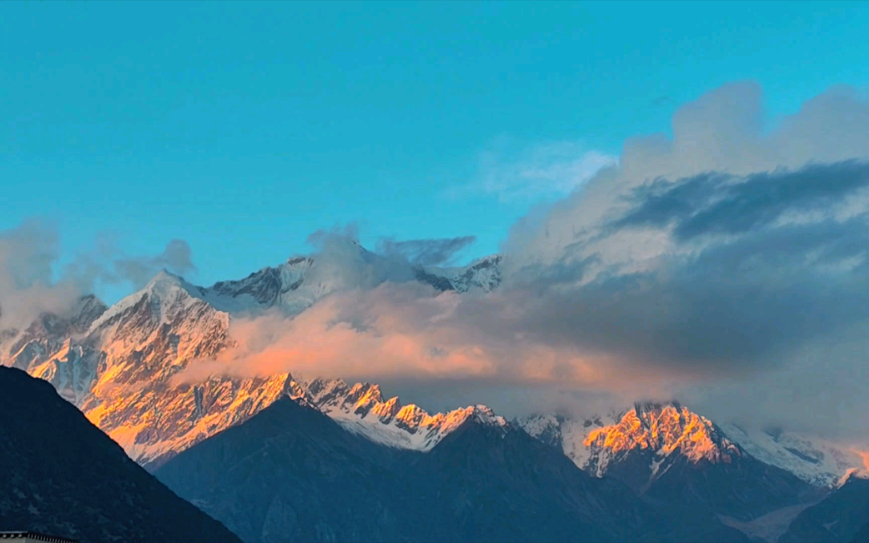 南迦巴瓦峰的日照金山美景