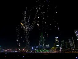 Скачать видео: 沙特利雅得庆祝举办2030世博会无人机烟花表演