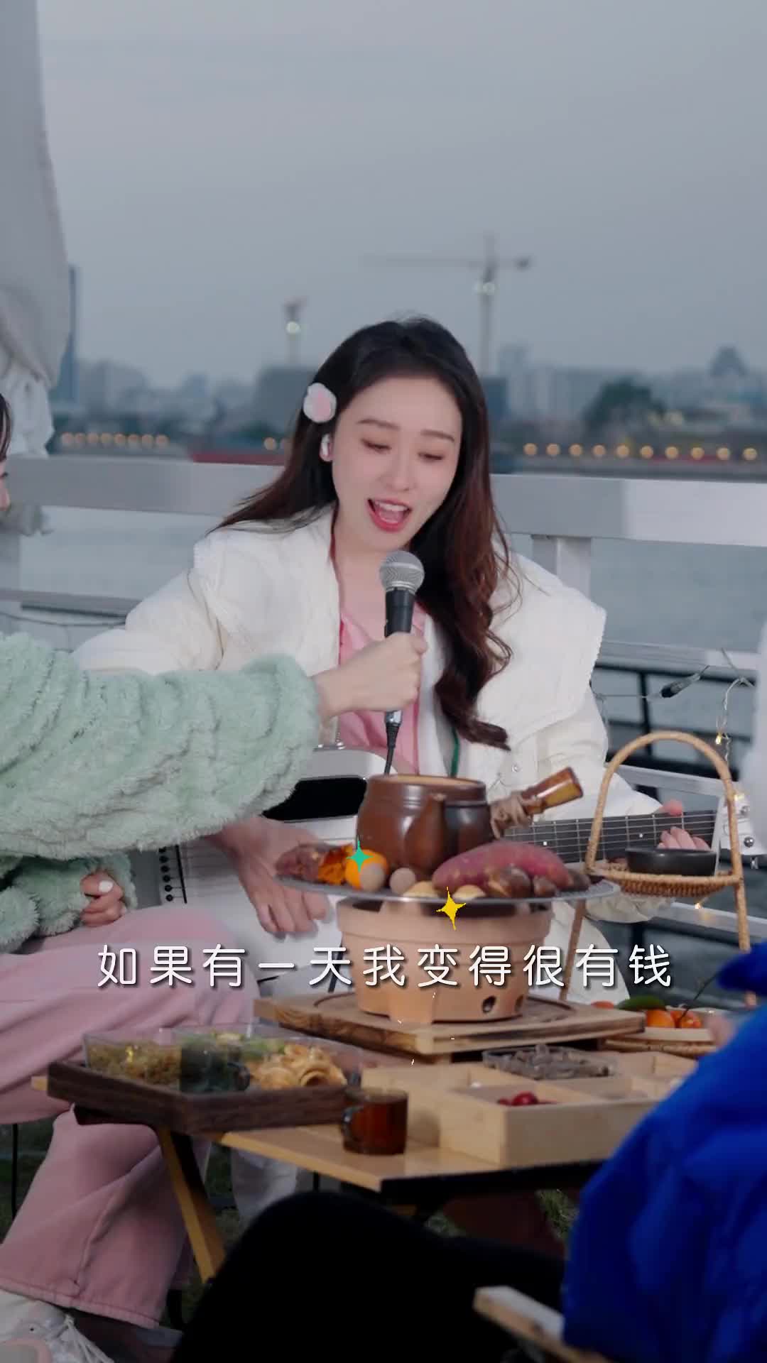如果有一天你们变得很有钱你们最想干嘛蛋糕姐姐户外唱歌治愈系