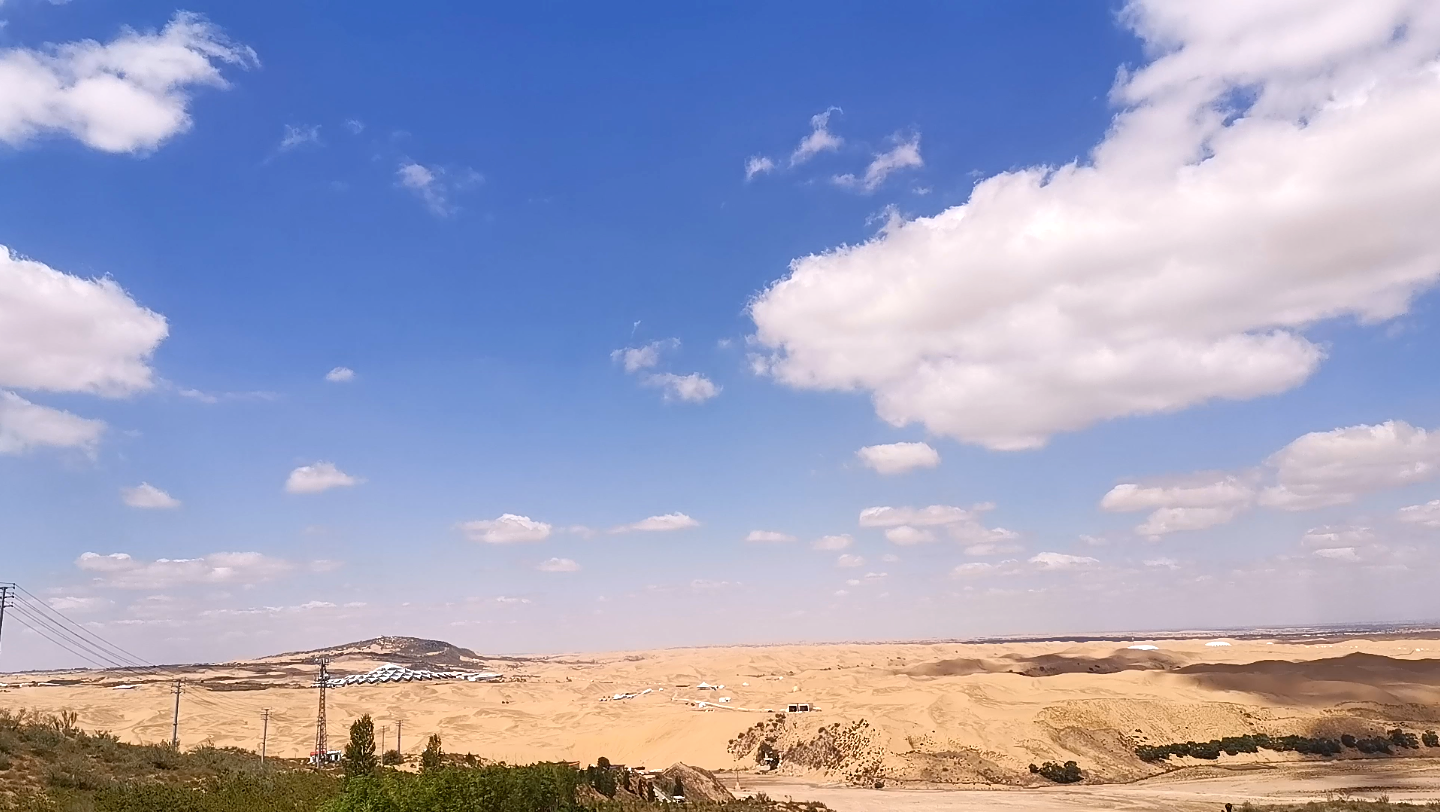 内蒙古响沙湾沙漠,天空很美