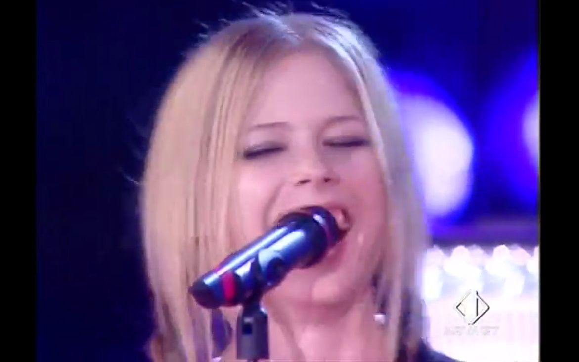 【笑场的艾薇儿】Avril Lavigne  Don't Tell Me (Live Festivalbar in Italy) 2004.07.10哔哩哔哩bilibili