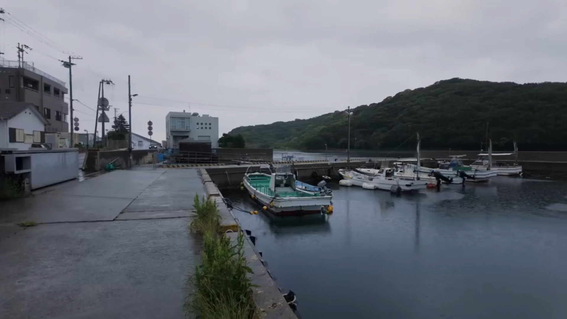 雨天宁静的日本小渔村