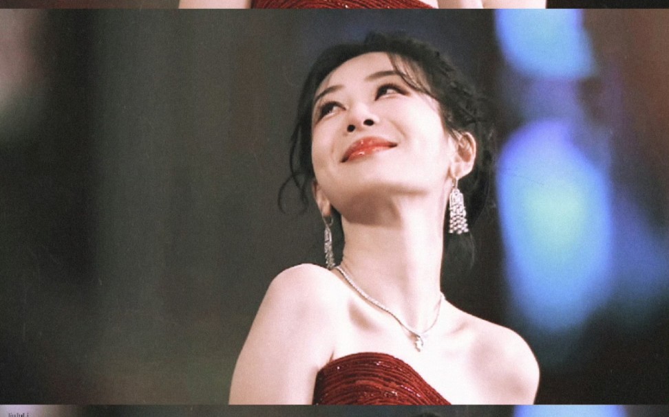 这红毯走的这么溜,盲猜紫姐穿的是马丁靴#杨紫