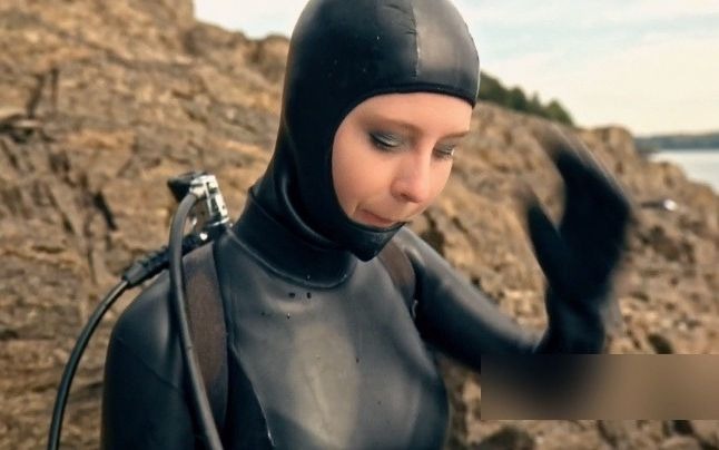 女特工蛙人佩戴全面罩呼吸器潜水