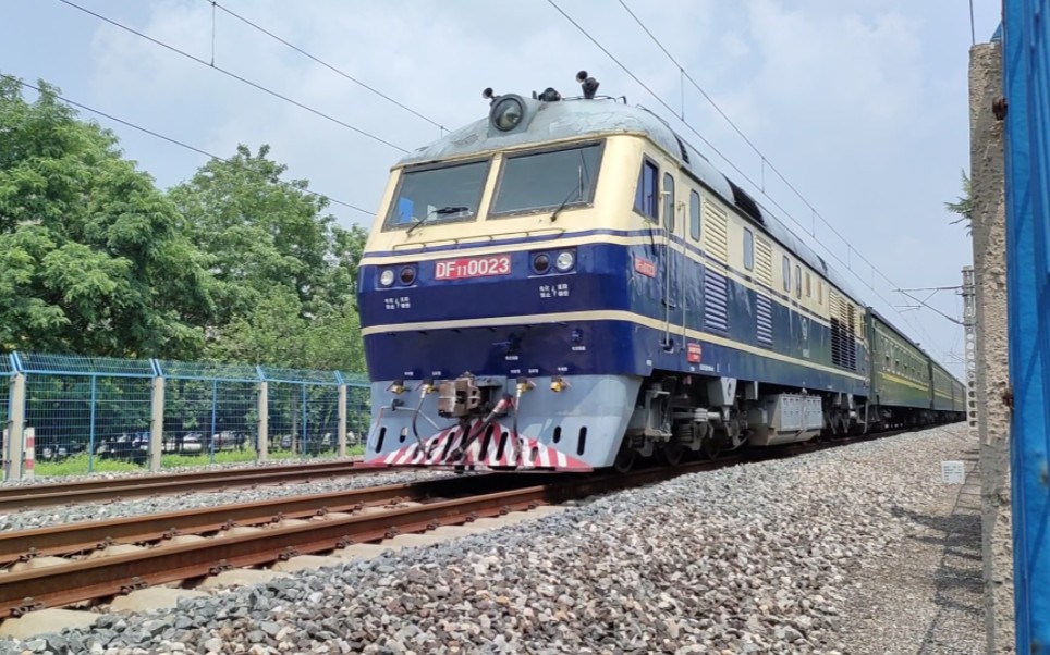 因沈吉线恶劣天气导致严重晚点的k7512次列车通过孤家子站,本务机车沈