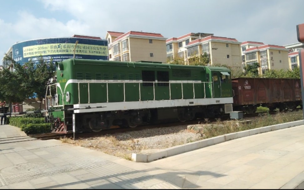 倒着跑的东方红21dfh21-063号机车牵引货列驶过開遠智源路道口