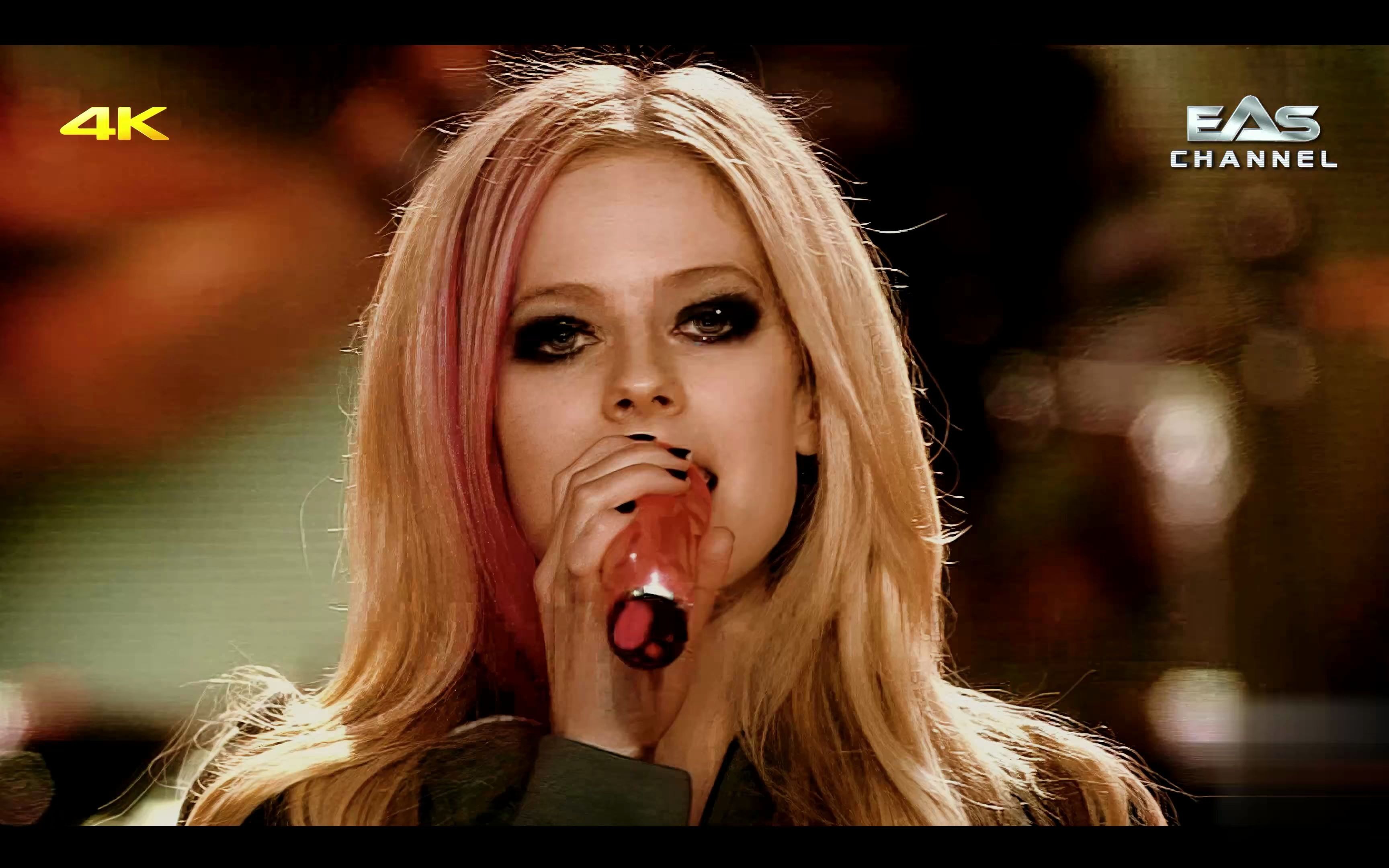 [图][4K重制] When You're Gone • Avril Lavigne • WMA 2007 • EAS Channel[转]