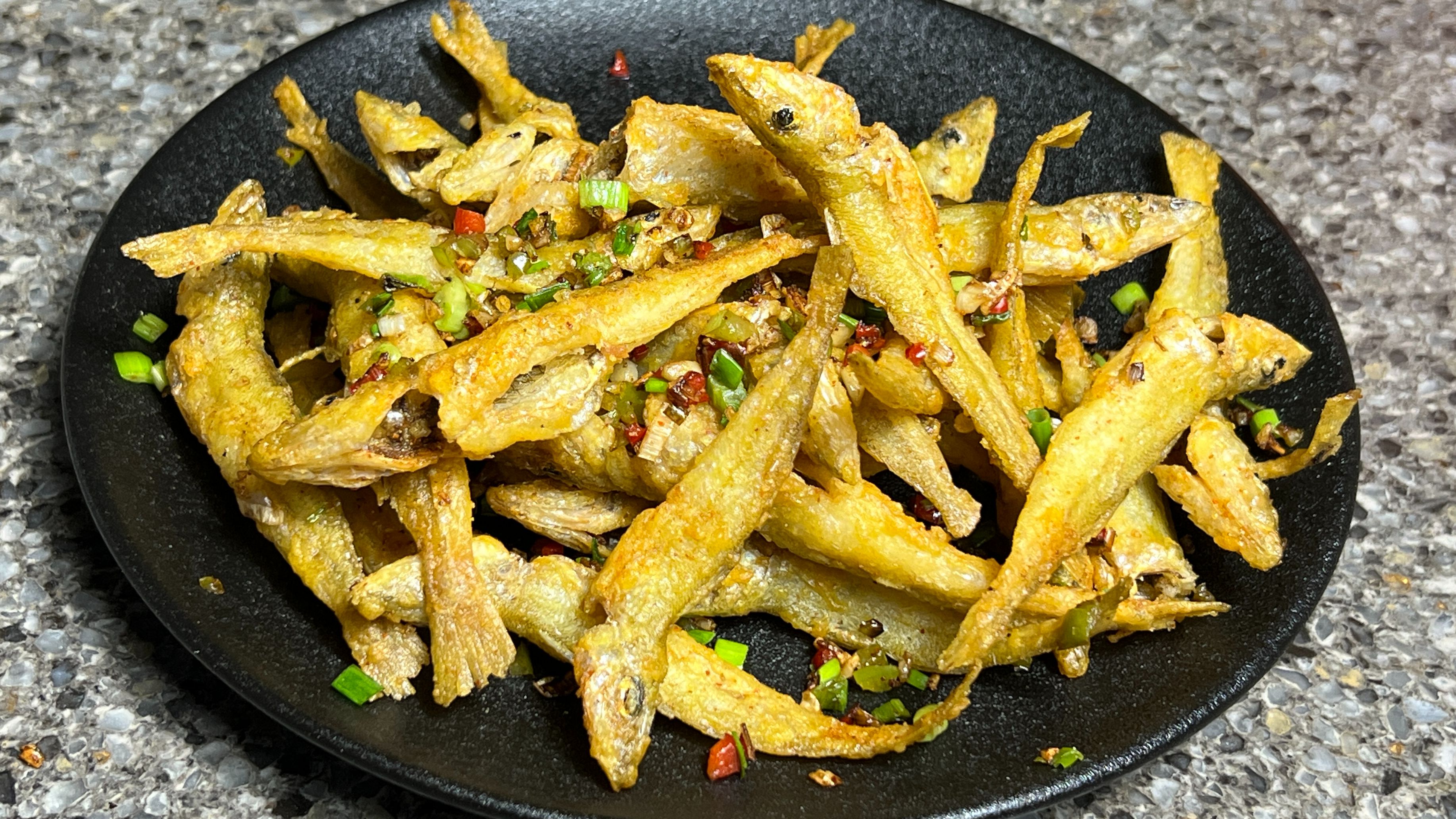 外脆里嫩的椒盐沙尖鱼做法,一口一条比椒盐虾还好吃,越嚼越香