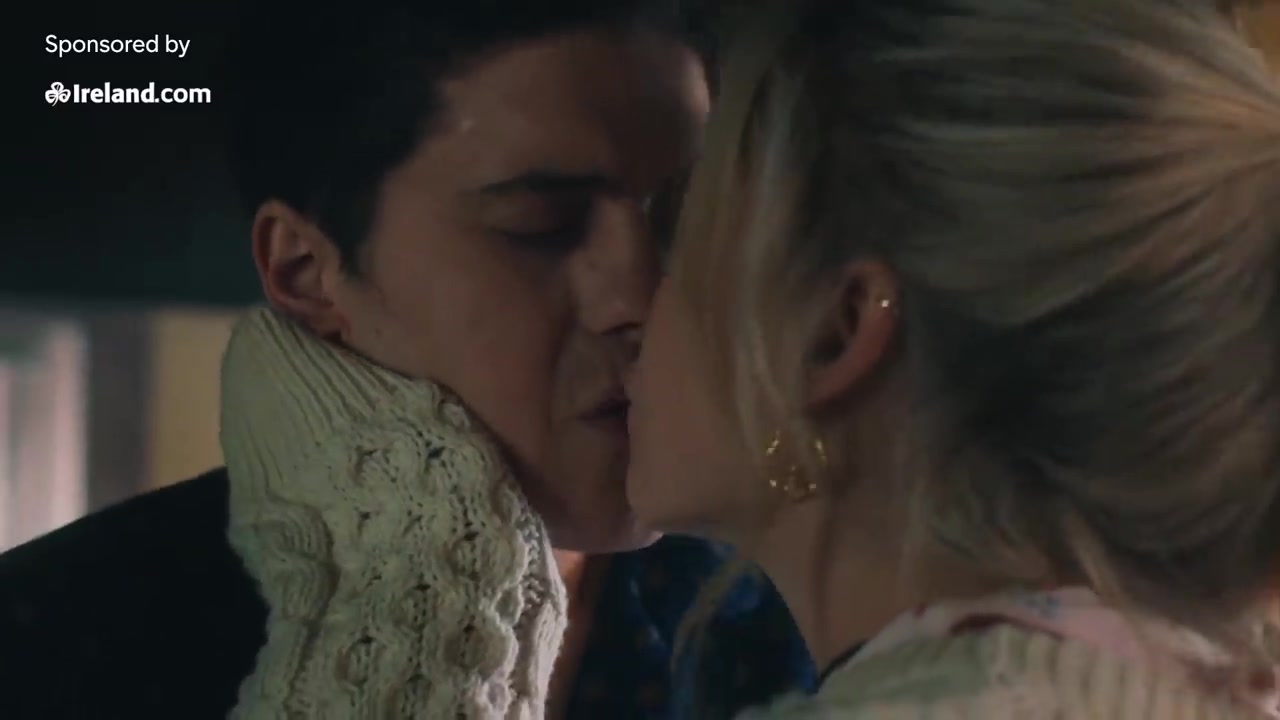 [图]Erin & James KISS For The First Time | Derry Girls | Channel 4