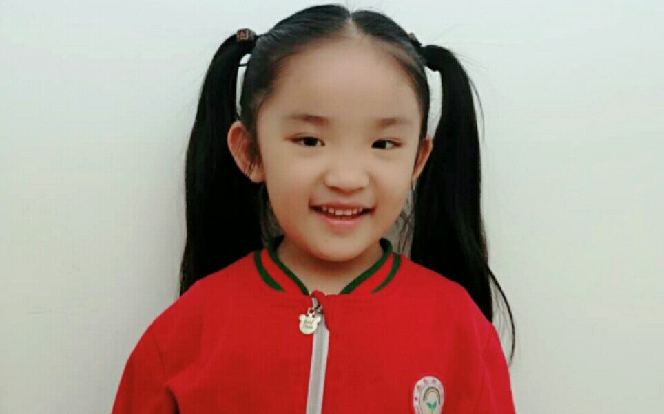 5岁萌娃王芮希为爱发声向奋战在一线的最美逆行者们致敬!