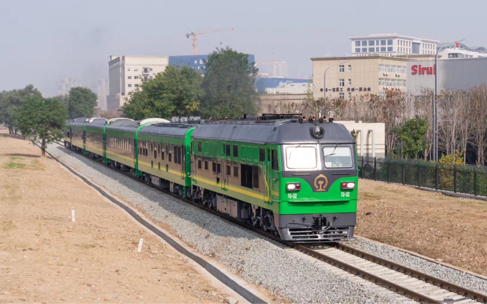 西户铁路市郊列车试运行首日的"虎集"行驶在马王村-阿房宫南区间